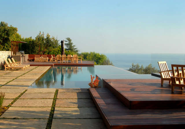  Malibu Infinity Pool: Pool and DecksDivided stone slabs around the infinity pool reduce stormwater runoff and help conserve groundwater. Photo: Russ Cletta