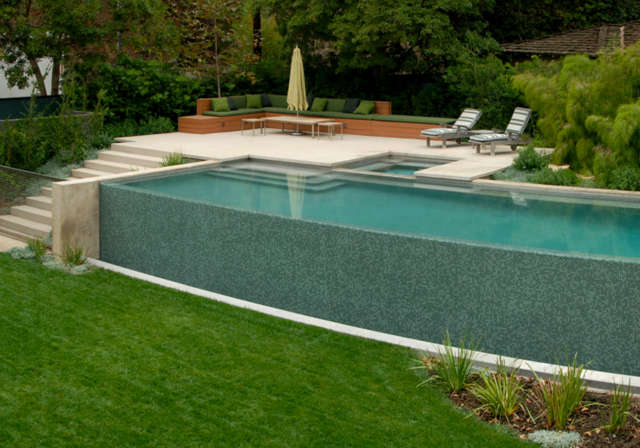  Sullivan Canyon Residence: Simple EleganceThe raised pool and spa patio, featuring built-in patio seating, are as simple as they are luxurious. Photo: Russ Cletta