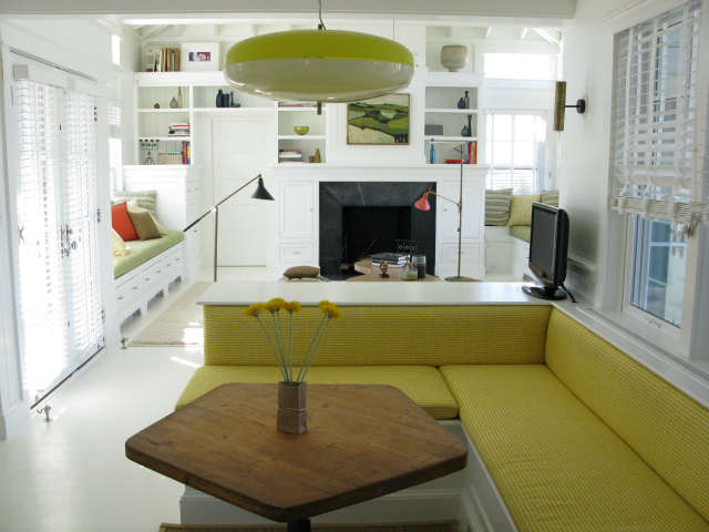  Martha&#8\2\17;s Vineyard Cottage &#8\2\1\1; Furniture was kept simple, but the peices used were special. The table is by Charlotte Perriand, the pendant lamp is by Gino Sarfatti.