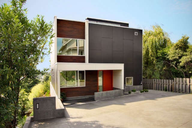 Backyard House Exterior: The Backyard House is a speculative infill development that takes its name from its site—the subdivided backyard of an existing single family house. The projects fundamental objective, to build an affordable house suited to a broad range of potential buyers, resulted in a program that emphasized economical construction, long term operational efficiency, a limited palette of durable materials, and the creation of bright, naturally lit spaces integrated with the site and views.