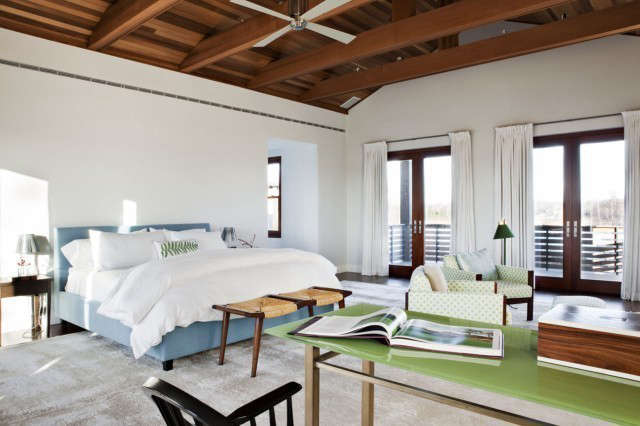 Long Island Residence: Upholstered Bed90° Table Photo: Manolo Yllera 