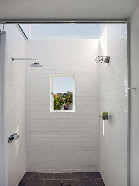  San Francisco Edwardian &#8\2\1\1; Skylit Shower &#8\2\1\1; A small bath was made to feel bigger and brighter by replacing the roof with a wall-to-wall skylight.