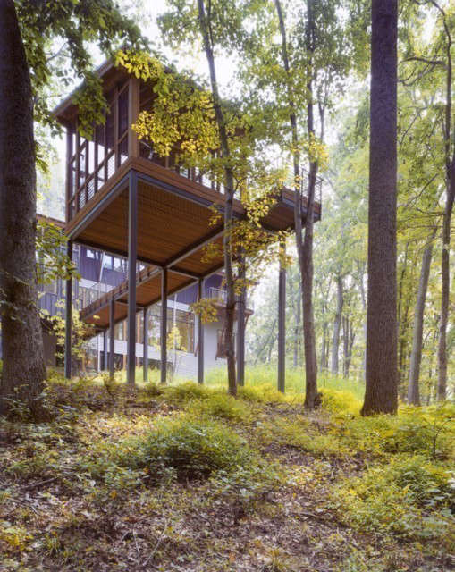  House in the Woods: A bridge connects the house and the screened porch. Photo: Julia Heine