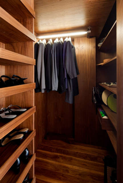  Transformer Loft &#8\2\1\1; closet: The closet takes full advantage of its depth by integrating a shoe shelf on the door, with floor to ceiling shelving for bags and accessories on the side, and a closet rod which lights up automatically when opening the door. Click here for more information Photo: Bart Michiels