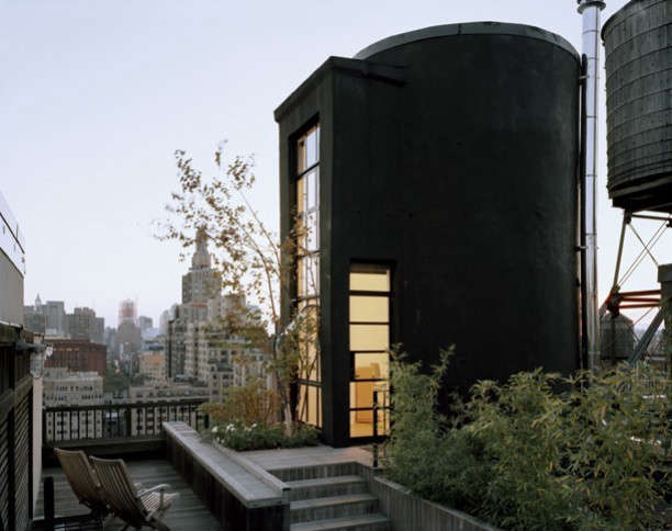  Tank House: A tree house perched high in a city of towers and skyscrapers. The tank house was conceived as the quintessential retreat, a room for reading, relaxing and listening to music. Photo: Elizabeth Felicella