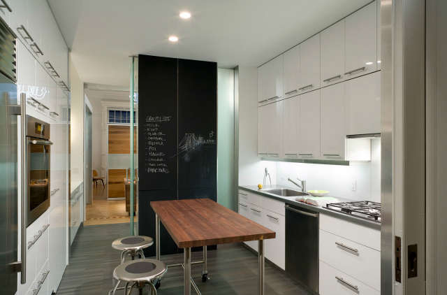  Columbia Heights Apartment: kitchen Photo: Albert Vecerka
