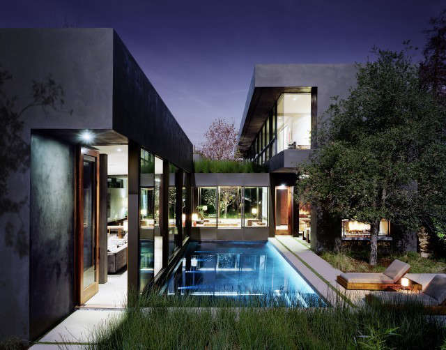  Vienna Way Residence: Designed for a family, the Vienna Way Residence is located in Venice, California. Floor to ceiling glazing and connected outdoor living spaces seamlessly integrate the home with the California native landscape. Photo: Joe Fletcher and Marmol Radziner
