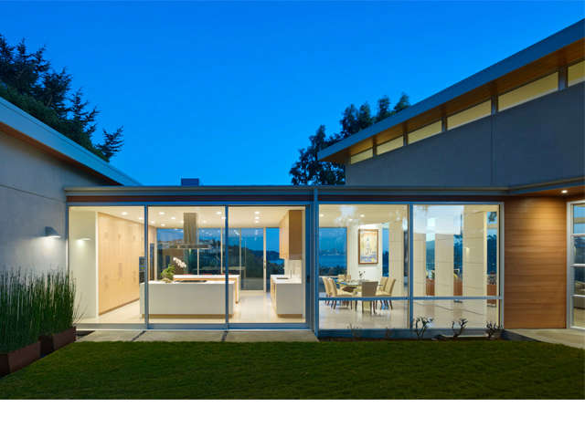  Tiburon Residence: A transparent volume containing the kitchen and dining spaces affords expansive views toward San Francisco and a peaceful internal garden. Photo: Bruce Damonte