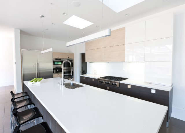  Orinda Residence &#8\2\1\1; Kitchen II: Modern Kitchen &#8\2\1\1; Cabinets Photo: Lisa Duncan