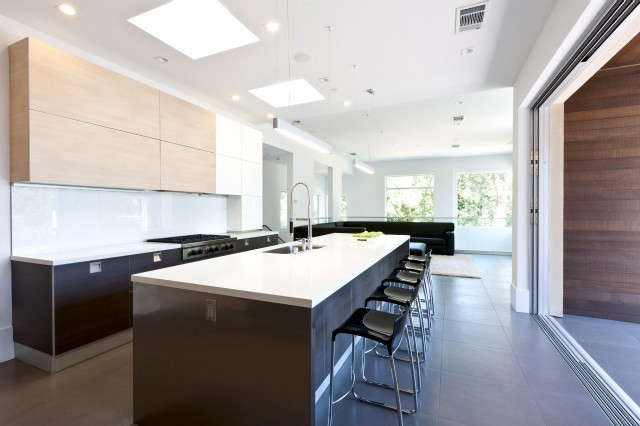  Orinda Residence &#8\2\1\1; Kitchen III: Modern Kitchen &#8\2\1\1; Indoor Outdoor Photo: Lisa Duncan