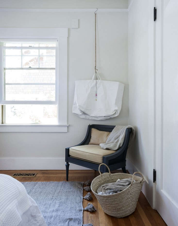 Sarah-Lonsdale-hanging-tote-scarf-storage-at-home-in-Sonoma-Remodelist