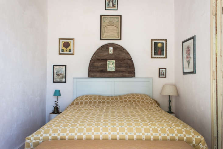 yellow bed in double superior room at uva do monte in portugal 95