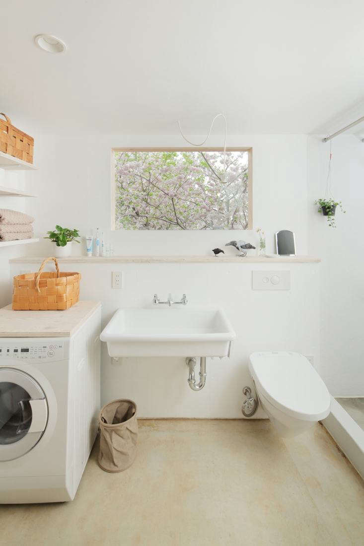 All-white bath/laundry room, HSK Subako house Tokyo, No. 555 architectural design office.
