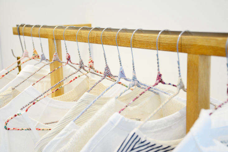 DIY cloth-wrapped wire clothes hangers at Pez Madrid.