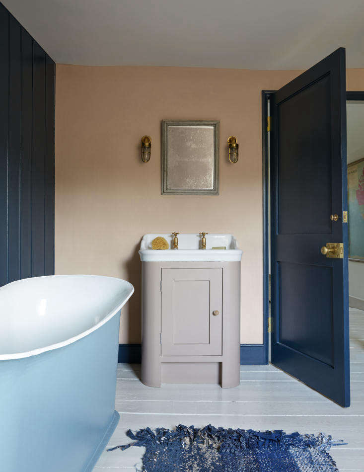 nick gilpin house pink and blue bathroom, bath, england, nicola harding interio 99