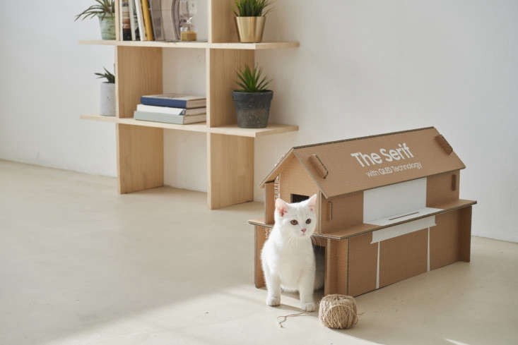 DIY cardboard cat house from Samsung eco packaging.