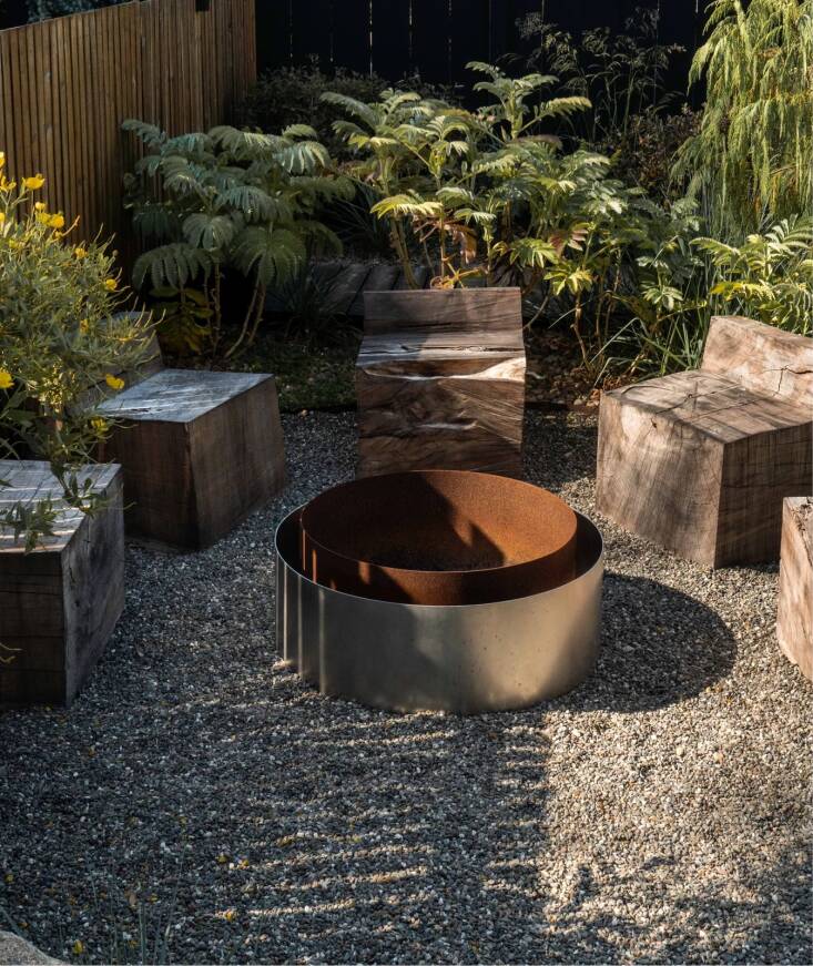 gather \2\17;round: a minimalist fire pit keeps the patio comfortable lo 18