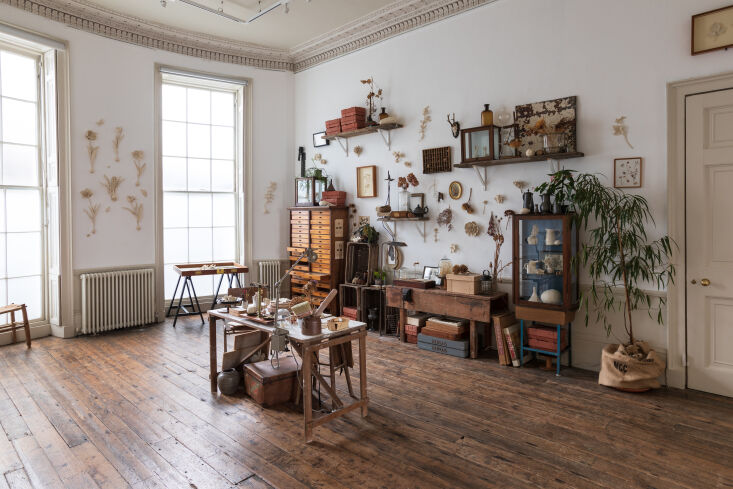 Gallery owner Tristan Hoare was so enchanted by Kaori&#8\2\17;s studio in Camberwell, in South London, that he asked her to temporarily move it into his space and to work from there.