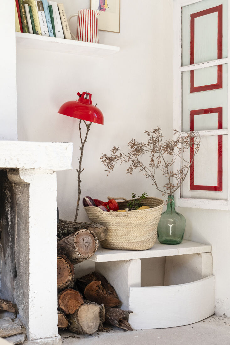 Red accents on whitewashed walls lend the hideout a fresh, cohesive look.