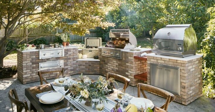  Above: An L-shaped “eat-in” outdoor kitchen.