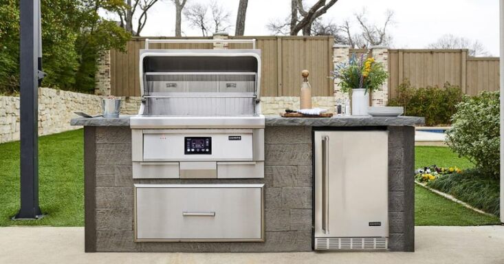  Above: Open-air kitchens can be petite and simple, yet stylish and functional.