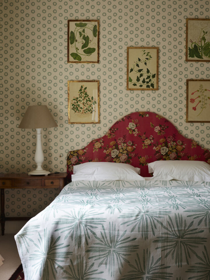 A bedroom scene in Speronella&#8\2\17;s own home, featuring &#8\2\16;The Seaweed&#8\2\17; pattern.