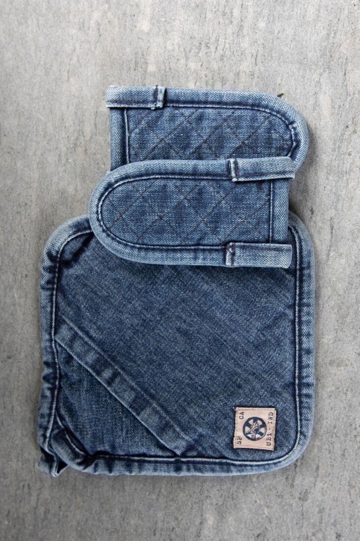Denim-oven-mitts-from-SugarTools