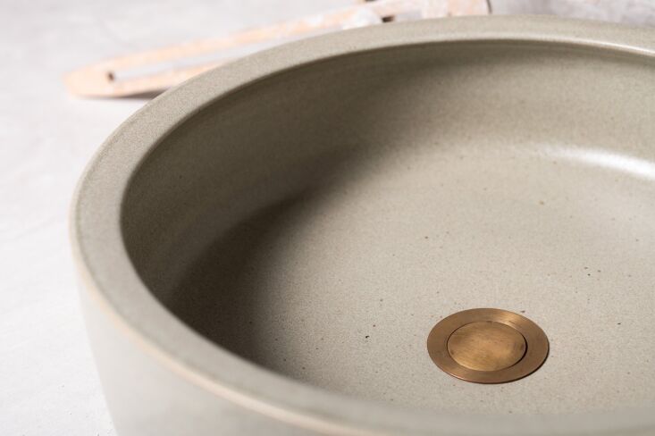 Lavabo de cerámica Lindsey Wherrett en la niebla 3