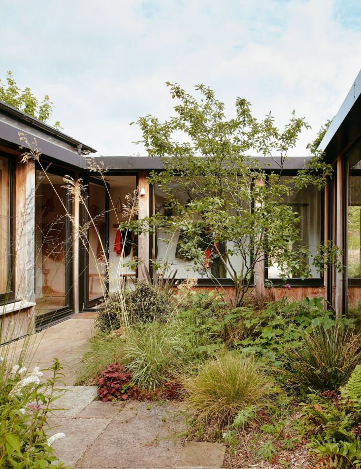 The couple spent two years refining plans with architect David Kohn, who shares their sensibilities but also led them down surprising paths, including inserting a Japanese-style central courtyard, just beyond the front door. \2\20;Every room has a window or door looking onto it, so you’re always seeing greenery,\2\2\1; says Russell.