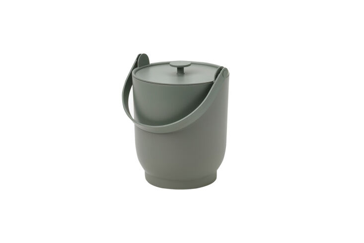 El más barato de todos es el contenedor de abono farmarkvast de IKEA, que cuesta 9,99 dólares. veinticuatro