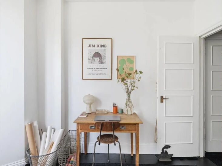 Sandy Suffield Apt Table de dormitorio delantera en el norte de Londres. 0