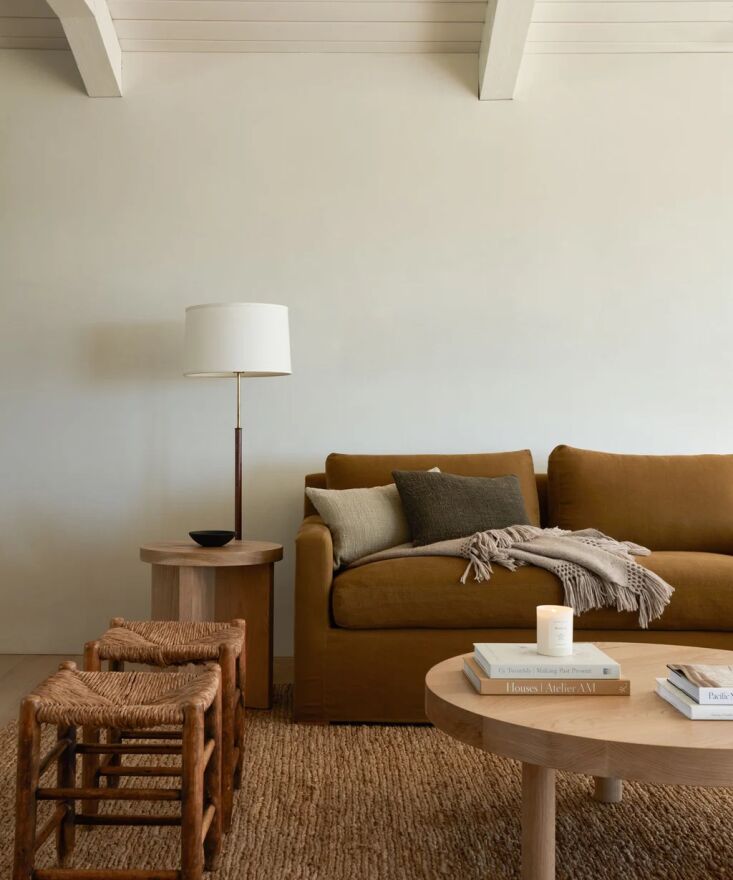 Sofá de lino tapizado de Jenni Kayne 0