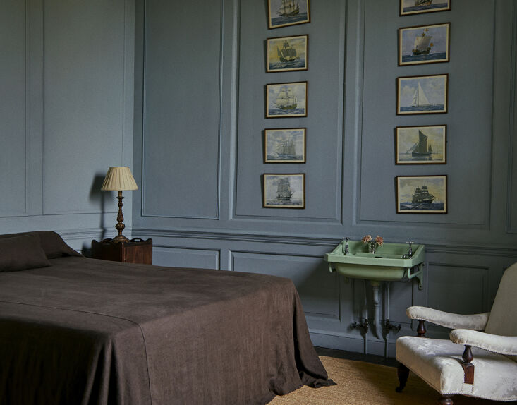 Ropa de Cama Cultivada Colocar colchas y cojines en trufa. Estilo de Colin King. veintitrés