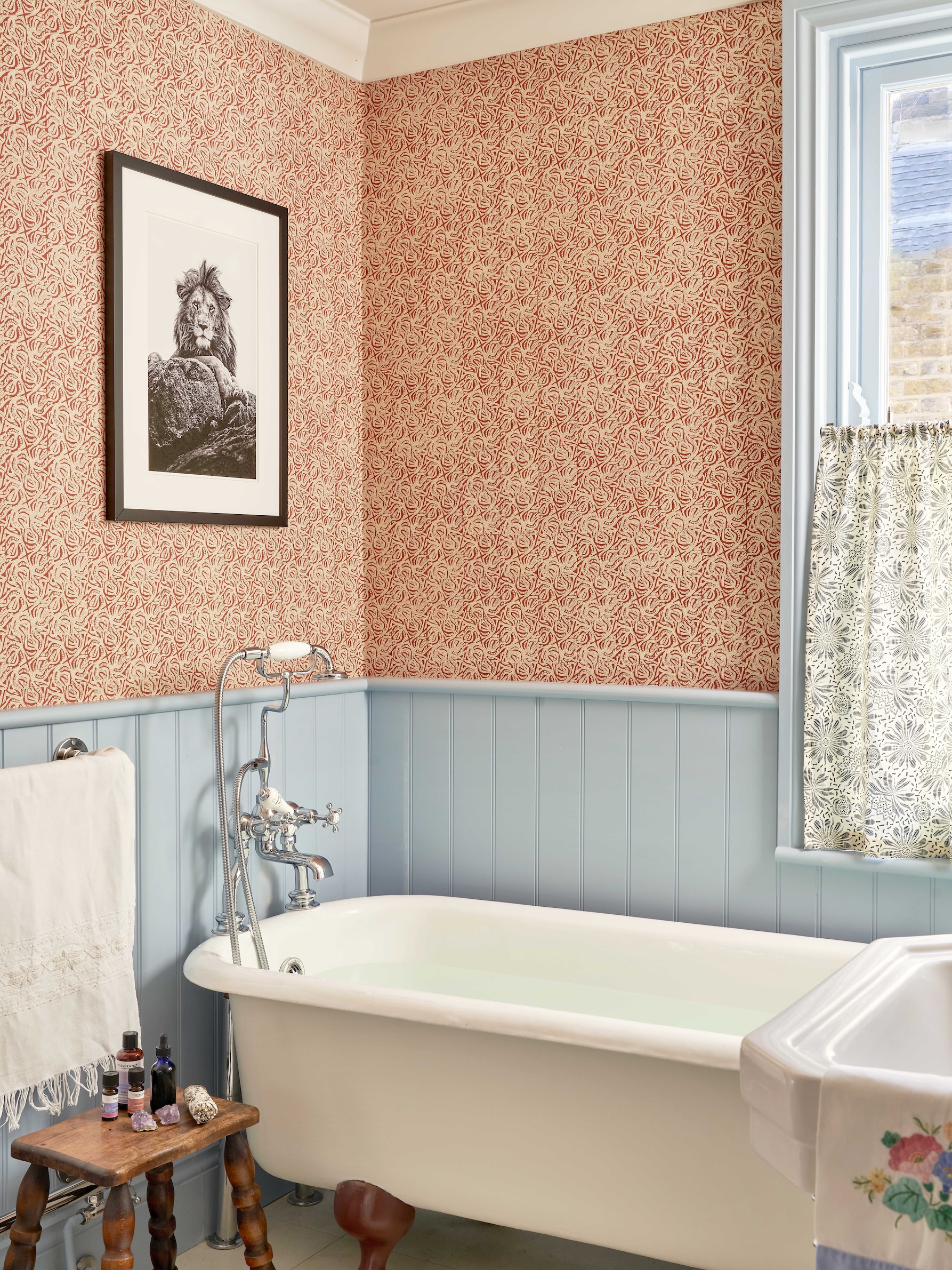 studio hollond/phoebe hollond in a queens park london townhouse bathroom. 131