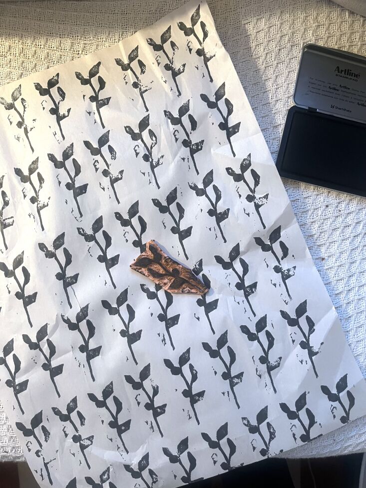 \2\20;Lately I\2\17;ve been into carving my own linocut-style stamps; this simple botanical design, plus some black ink, transformed a standard-issue sheet of white paper into some festive gift wrap. Something from nothing.\2\2\1; \2\1\1;Ânnie