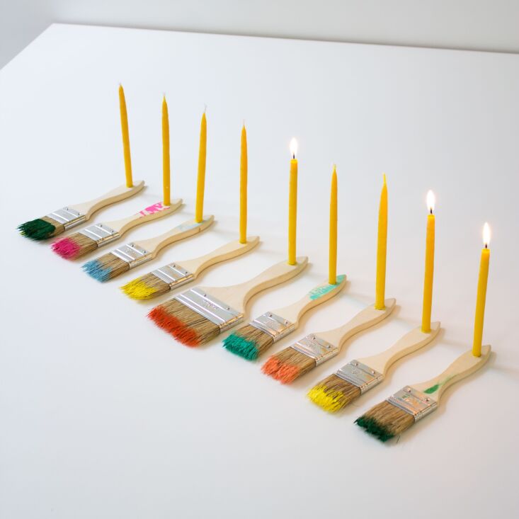 David Stark diseña candelabros con pinceles hechos a mano. Foto de Corey Hogg. 2