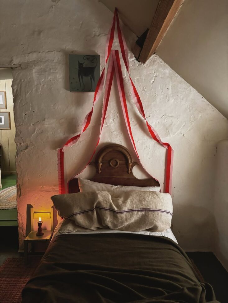 Decoraciones festivas con cintas en Abergavenny Little Mill 0