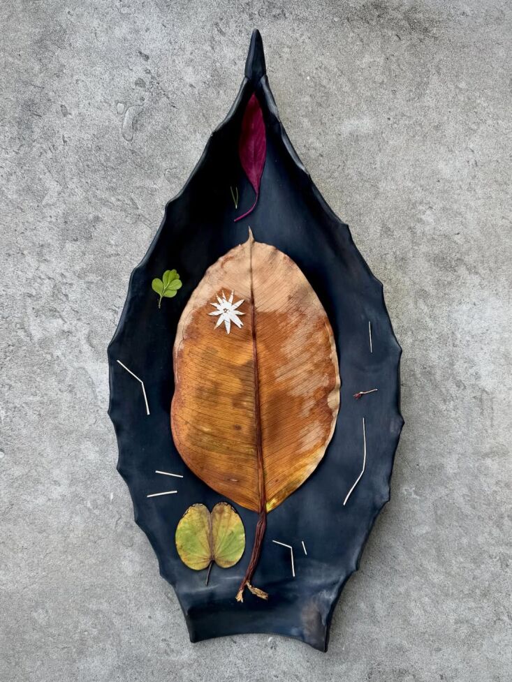  \2\20;A few weeks ago, we were lucky to stay in an apartment in Condesa, Mexico, belonging to friends of friends—who happen to own Oaxifornia, Raul Cabra‘s Oaxaca workshop that partners with artists, designers, and artisans. (Oaxifornia has a shop, La Embajada, in Austin.) Their Condesa pied-a-terre is set up as their showroom, and it’s filled with enchanting things, including this black clay agave leaf tray that I adorned at the very last minute as a souvenir of a great few days.\2\2\1;- Margot