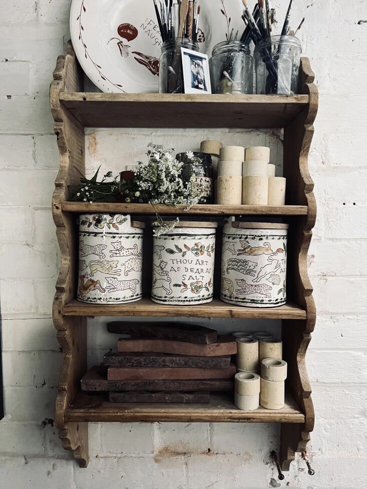 \2\20;These slipcast terracotta saltboxes with wind-fallen oak tops—which \2\16;celebrate the scars and stories of the trees from which they came,\2\17; according to maker Sophie Wilson of \1690 Ceramics—would fit right in in the olde English kitchen of Hamnet. Have a look at Sophie\2\17;s homage to Agnes\2\17;s kitchen here.\2\2\1; \2\1\1; Deborah Eydmann; photograph via \1690 Ceramics