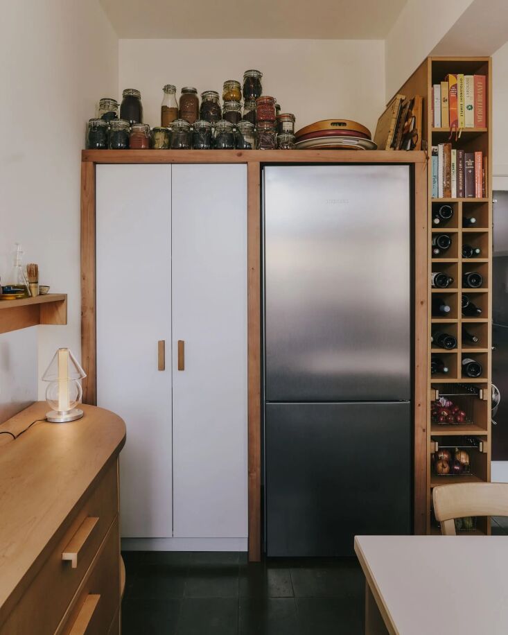 the kitchen cabinets are made up of formica fronts in a pine frame; \2\2 19