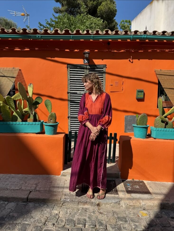 Benedicte Lux luce su característico vestido Serafína en el evento Pla 18 de una amiga