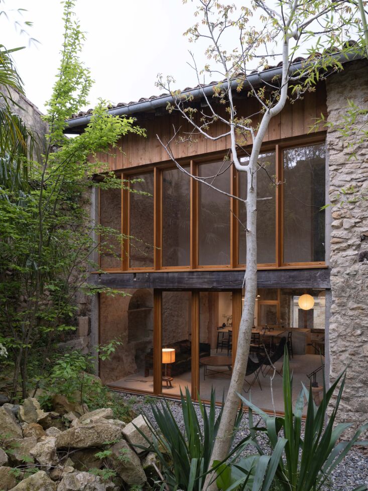 a dynamic garden was built beyond the living room windows. 32