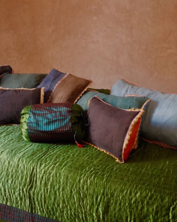 La colección incluye varios edredones mashru cosidos a mano, únicos en su tipo, con un total de 20 piezas.