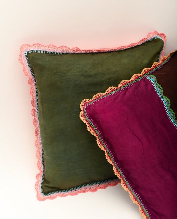 Dos versiones de ophelia/pitaya; \$\16\1 significa funda de almohada de 45 x 45 cm. t 19