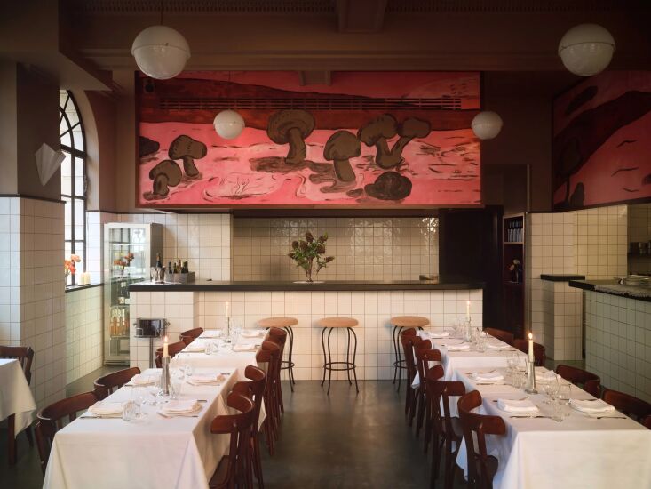 taburetes de bar tapizados en rizo polar y mesa de comedor diseñada por michael tho 17