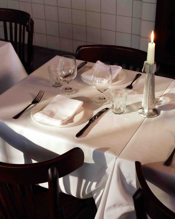 Mesa sencilla con candelabros de aluminio. 19