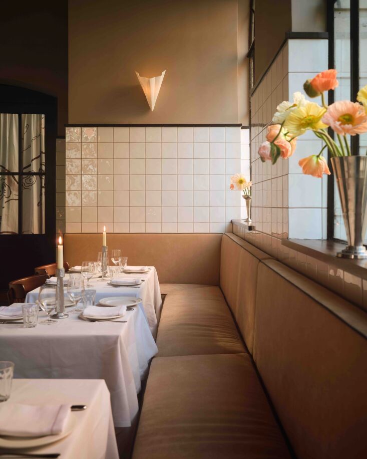 La mesa está diseñada con láminas de linóleo; la mesa fue desmantelada intencionalmente22