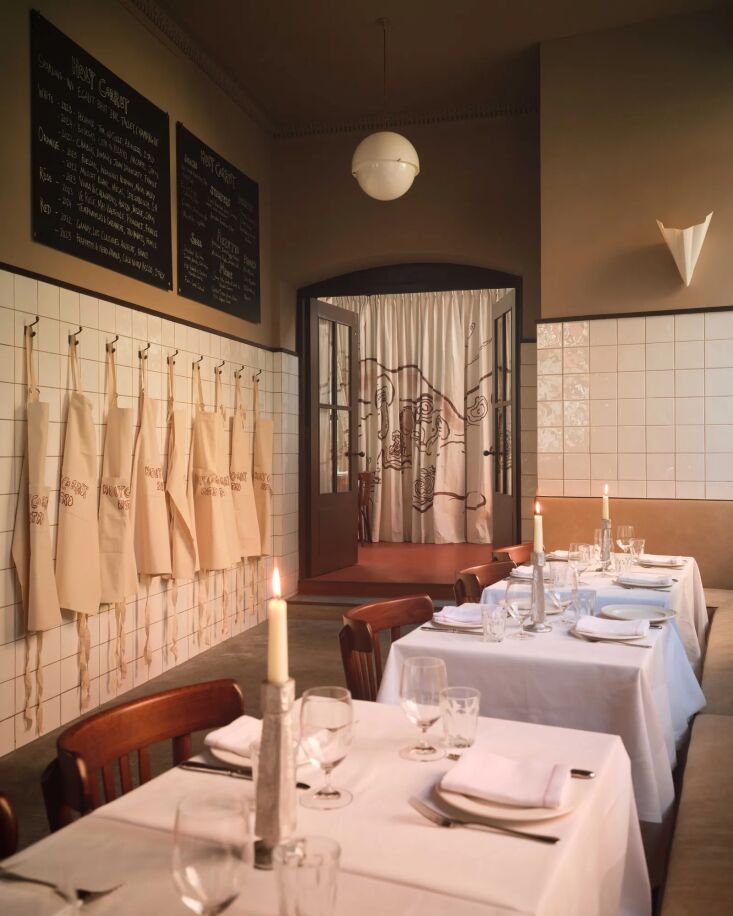 una hilera de delantales cuelga de la pared entre el comedor principal y la víspera separada 23