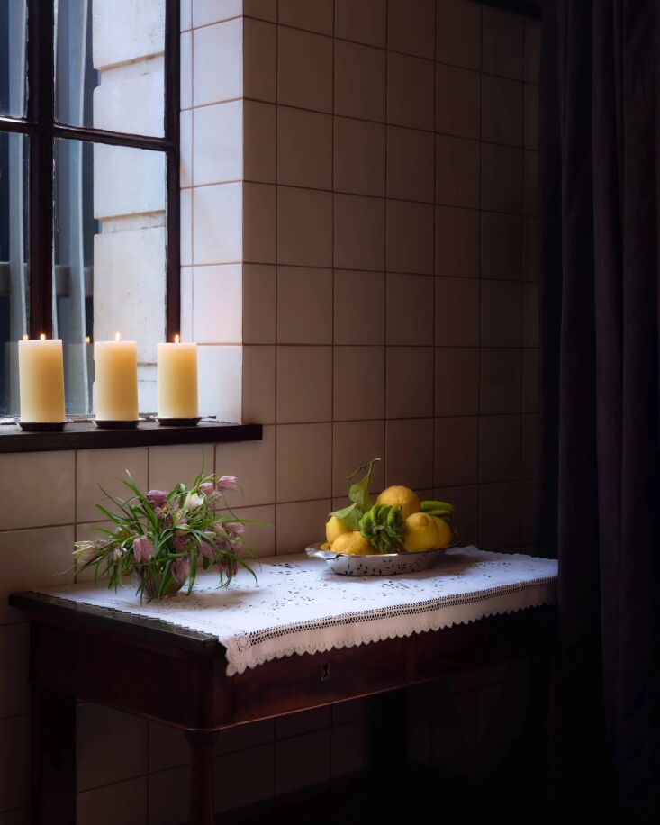 La combinación de madera oscura, encaje blanco y cortes naturales mantiene el conjunto 24