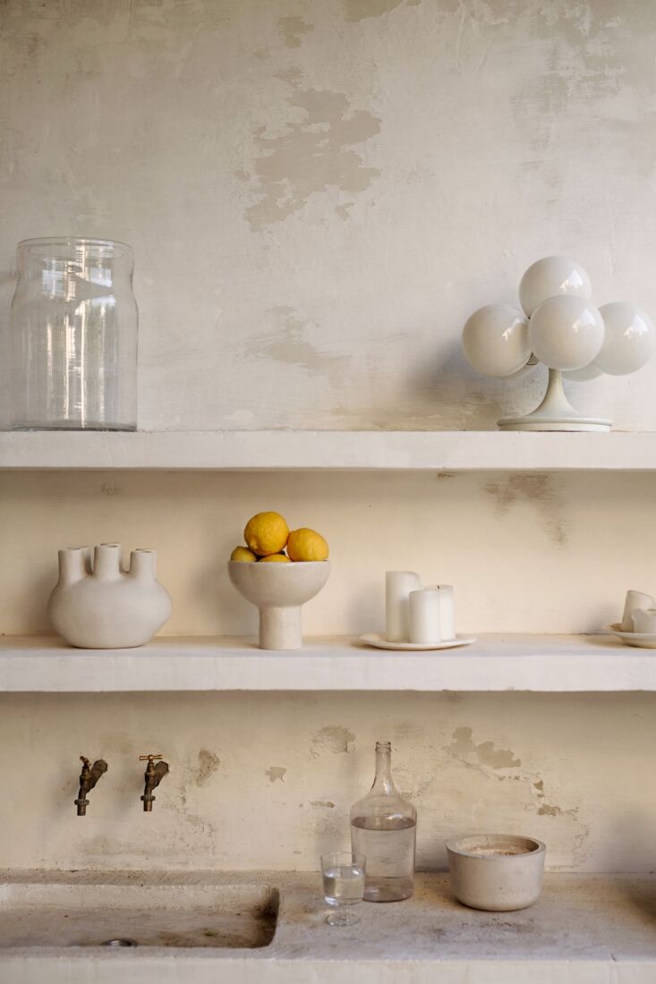 an adjacent outdoor kitchen of microcement with garden taps is used during the  21